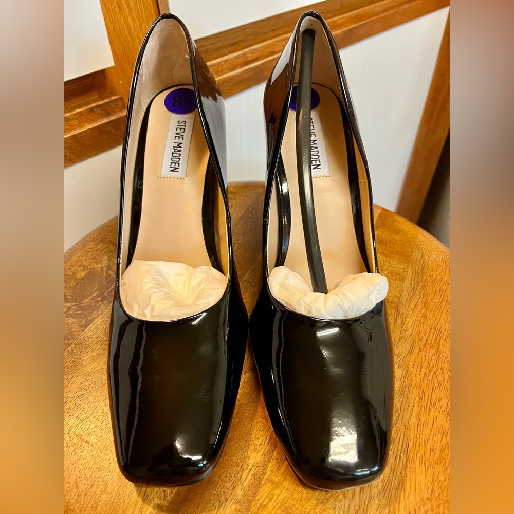 Steve Madden patent black pumps. New with tag